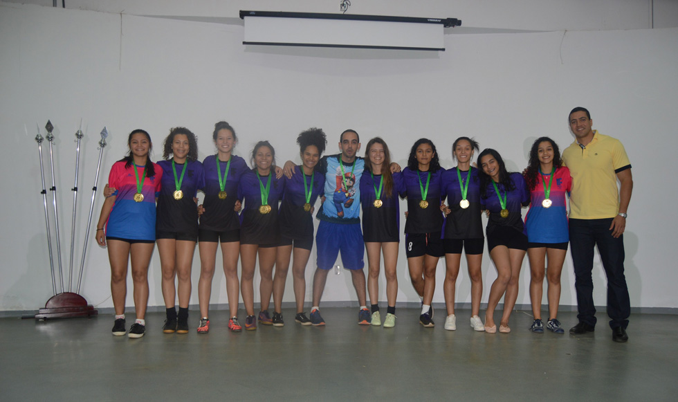 Time de futsal feminino do Câmpus Valparaíso, medalha de ouro nos Jogos. Ao centro, professor Bruno, na lateral direita, professor Wagner Time de futsal feminino do Câmpus Valparaíso, medalha de ouro nos Jogos. Ao centro, professor Bruno, na lateral direita, professor Wagner